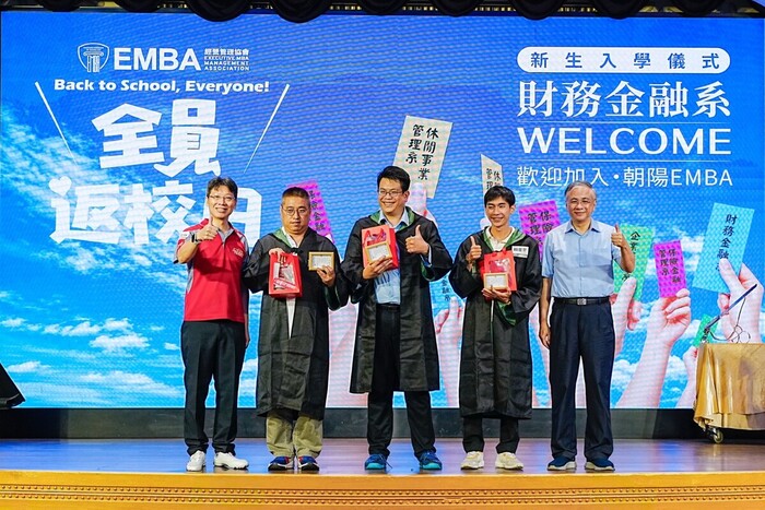 校長鄭道明(右一)頒授EMBA新生入學證書，並貼心致贈入學禮圖片