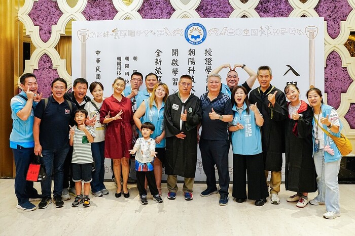 會場巨型入學證書打卡牆，吸引EMBA新生與師長開心合影圖片