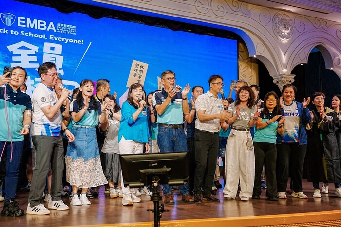 管理學院林志偉(前排右六)代表歡迎EMBA新生加入朝陽大家庭圖片
