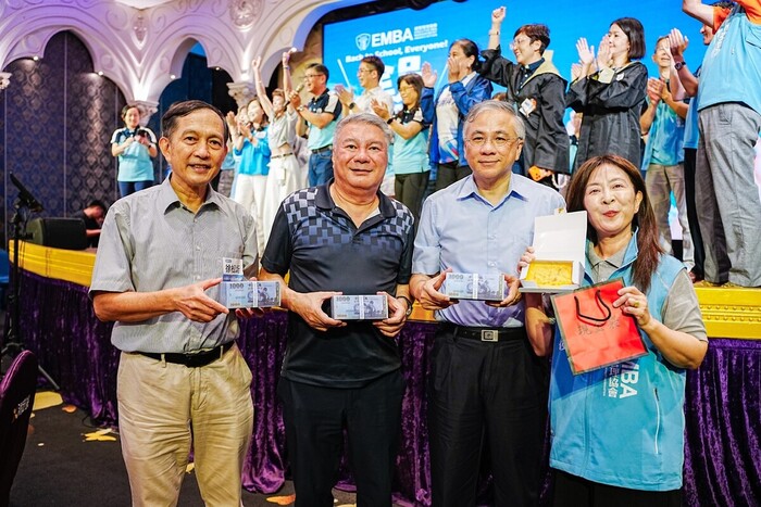 現金代造型的手工蛋糕，讓EMBA迎新餐會增添創意及驚喜。圖為校長鄭明明(右二)、兩位副校長楊文廣(左二)及徐松圻(左一)、EMBA經營管理協會理事長王虹凌(右一)圖片